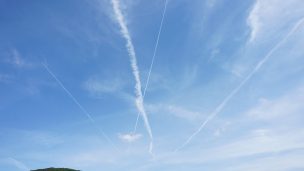 青空と飛行機雲