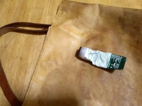 レザーバッグを染色中